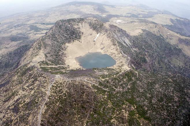 장관 드러낸 한라산 백록담 [제주지방경찰청 제공. 재판매 및 DB 금지]