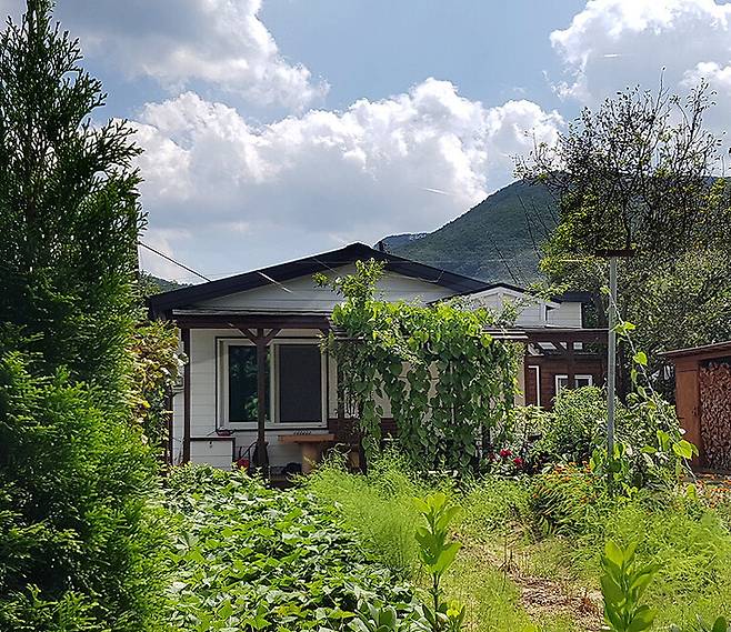 고익봉씨는 충북 괴산군 연풍면 적석리에 직접 목조주택을 짓고 4년째 살고 있다. 그는 아내와 함께 4개월 동안 이 집을 손수 지었다고 했다. 사진 고익봉 제공