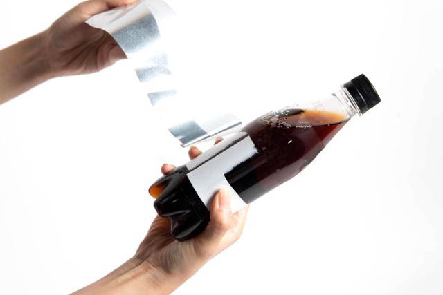 시중에 판매 중인 한 탄산음료의 라벨지를 벗겨내니 강력한 접착제 때문에 라벨지의 대부분이 페트병 표면에 그대로 남았다.