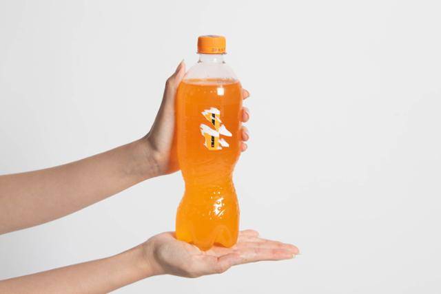 시중에 판매중인 한 탄산음료 표면에 남은 라벨지. 몸통 곳곳에 물에 씻기지 않는 강력한 접착제도 남아있다. 칼을 이용해 긁어내지 않는 이상 쉽게 떨어지지 않는다.