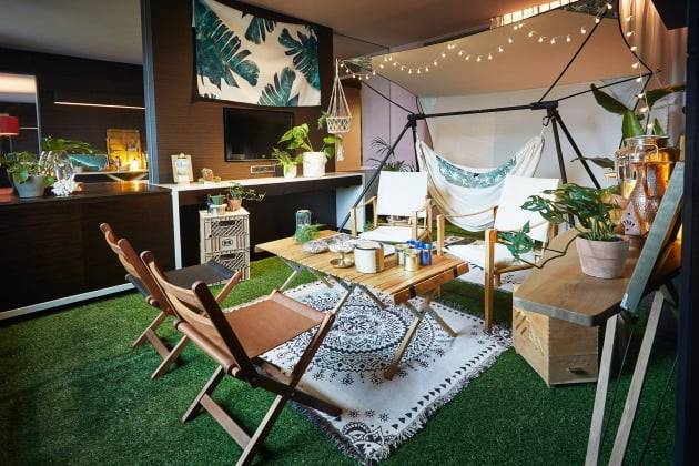 호텔 더플라자는 객실을 캠핑 콘셉트로 꾸민 ‘글램핑 나이트 패키지’를 내놨다. /한화호텔앤드리조트 제공