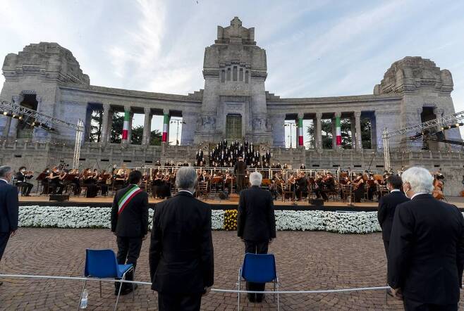 세르조 마타렐라(가운데) 이탈리아 대통령이 지난 6월 베르가모의 묘지 앞에서 연설하고 있다. /사진=[베르가모=AP/뉴시스]
