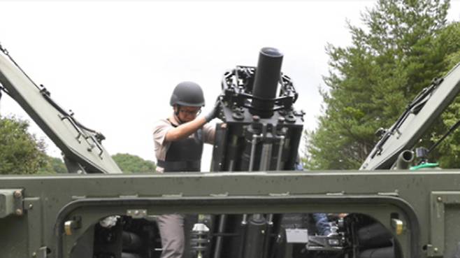 신형 120mm 자주박격포는 기존의 4.2인치 박격포 대비 사거리가 최대 2.3배 그리고 화력이 1.9배 늘어났다. (사진=방위사업청)
