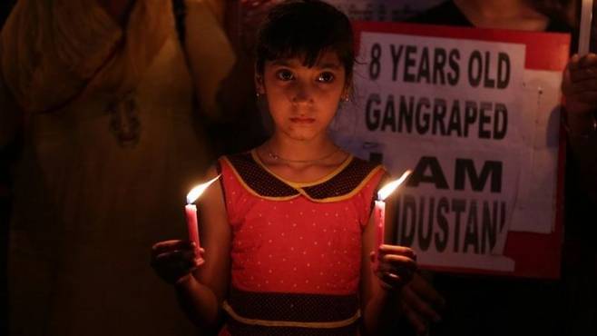 2013년, 인도 성폭행 재발 방지 시위에 참여한 소녀의 모습(EPA)