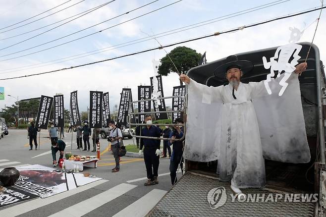 "수해로 숨진 소 편히 떠나길…" (구례=연합뉴스) 천정인 기자 = 10일 오전 전남 구례군 구례읍 구례군청 앞에서 수해로 숨진 소의 넋을 달래는 노제가 열리고 있다. 2020.9.10 iny@yna.co.kr