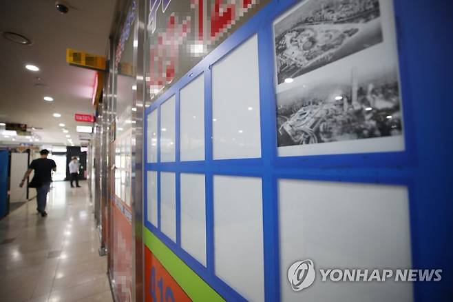 가을 이사철 다가오는데…, 비어 있는 부동산중개업소 매물 정보란 [연합뉴스 자료사진]