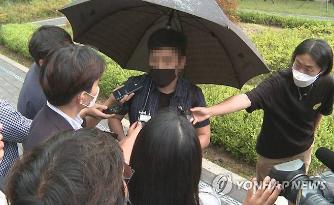 검찰, 추미애 아들 '휴가 의혹' 관련 지원장교·당직사병 재소환 추미애 법무부 장관 아들 서모씨의 군 복무 시절 '특혜 휴가' 의혹을 수사하는 검찰이 관련자들을 다시 소환해 조사한 것으로 알려졌다. 사진은 당직사병으로 근무하며 서씨의 휴가 미복귀 보고를 받은 B씨가 이달 9일 조사를 마치고 서울동부지검을 나서는 모습. [연합뉴스 TV 제공. 재판매 및 DB 금지]