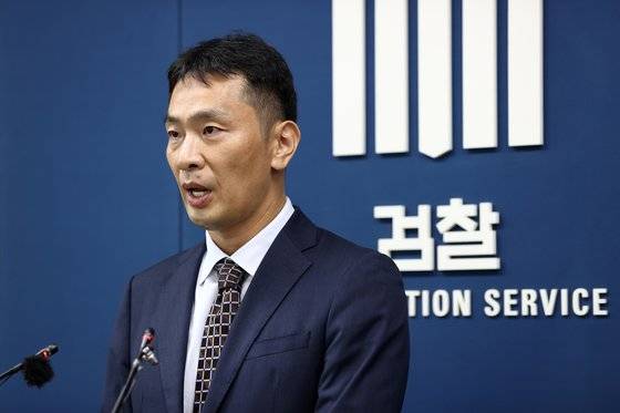 이복현 부장검사가 지난 1일 오후 서울 서초구 서울고등검찰청 기자실에서 '삼성 불법승계 의혹' 수사 결과를 발표하고 있다. [뉴스1]