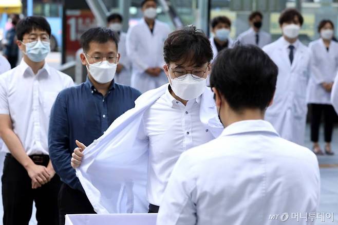 [서울=뉴시스] 이윤청 기자 = 대한전공의협의회 주도 '젊은의사 단체행동' 관계자들이 23일 서울 광진구 건국대병원에서 의대 정원 확대 재논의 등을 촉구하며 의사 가운을 벗고 있다. 2020.08.23.   radiohead@newsis.com