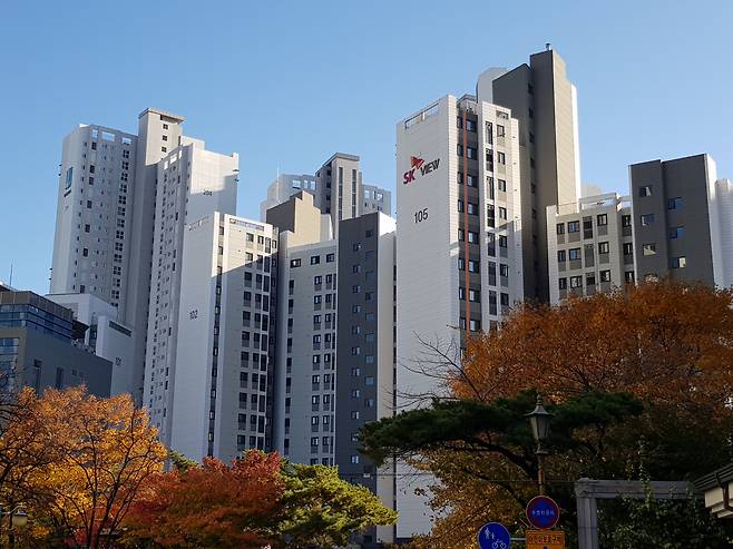 서울 강남구 대치동 ‘SK뷰’(오른쪽)와 ‘래미안대치팰리스’. 대치동 신축 아파트의 전셋값이 15억원을 넘겨 거래되고 있다. [헤럴드경제DB]