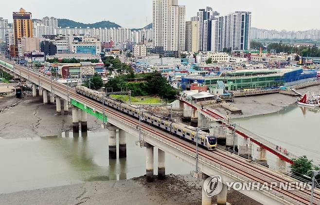 25년 만에 인천∼수원 달리는 수인선 전동차 (인천=연합뉴스) 윤태현 기자 = 25년 만에 인천과 수원을 잇는 수인선 개통을 하루 앞둔 11일 오후 수인선 전동차가 인천시 남동구 소래포구 인근 대교를 달리고 있다. 2020.9.11 tomatoyoon@yna.co.kr