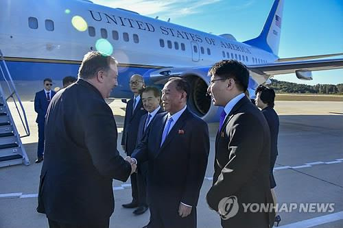 마이크 폼페이오 미국 국무장관이 2018년 북한을 방문했다가 귀국할 때 평양 순안공항에서 북한 관계자들의 배웅을 받고 있다. [미국 국무부 사진]