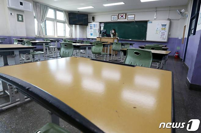 신종 코로나바이러스 감염증(코로나19) 재확산 여파로 수도권 지역 학교가 원격수업을 시행한 지난 8월26일 서울 한 중학교에서 교사가 원격수업을 하고 있다. /뉴스1 © News1 황기선 기자