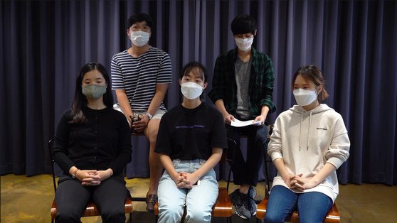 청년 기후변화단체 '빅웨이브'에 속한 활동가들이 지난 7일 밀실팀과 만나 이야기를 나누고 있습니다. 뒷줄 왼쪽부터 임재민(30)씨, 오지혁(20)씨. 앞줄 왼쪽부터 강은빈(23)씨, 신은섬(24)씨, 박소현(23)씨. 이시은 인턴