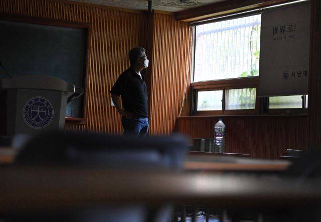 주용기 전 서남대 교수가 지난달 25일 전북 남원 서남대 캠퍼스 봉사관 110호 합동강의실에서 창밖을 바라보고 있다. 주 교수는 폐교 전 이 강의실에서 교양강의를 했다. 서남대는 2018년 2월 28일 폐교했다. 남원=윤성호 기자