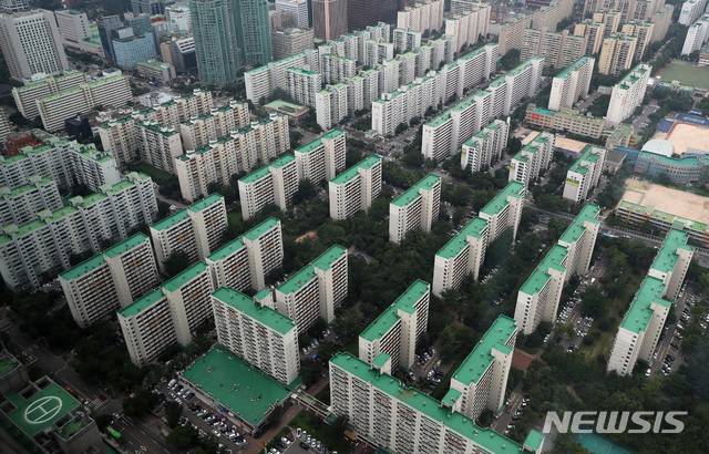 [서울=뉴시스] 이영환 기자 = 서울 영등포구 63아트에서 바라본 서울시내 아파트. 2020.08.12. 20hwan@newsis.com