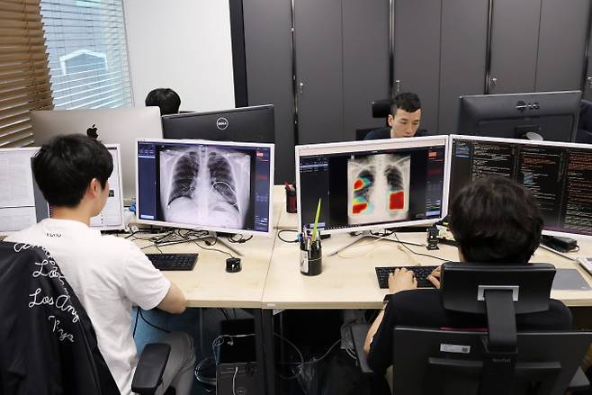 의료AI 전문기업 뷰노 연구진들이 인공지능 솔루션을 연구하고 있다. 뷰노 제공.