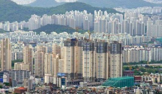 수도권 전세시장 불안감이 이어지면서 이달 경기도 광명시 하안동 일대에서 전세계약 신고가를 기록한 단지가 무더기로 나왔다. 사진은 서울 금천구, 광명시 일대의 아파트 단지 전경. <연합뉴스>