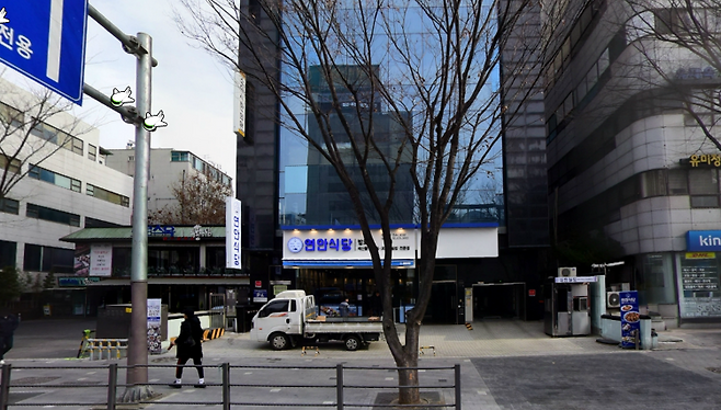 (양재역 3번 출구 앞 옛날 메가존이 있던 자리. 지금은 큰 빌딩과 식당이 들어서 있다)