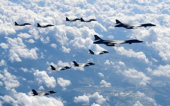 2017년 9월 미 공군 B-1B 전략폭격기 편대와 F-35B 스텔스 전투기, 한국 공군 F-15 전투기 편대가 한미 연합공중훈련 중 한반도 상공을 나란히 비행하고 있다. 우드워드는 일주일 뒤 9월 25일 미군기 20여대가 DMZ 인근까지 북상해 독자 모의타격훈련을 벌이자 한국 정부가 "도를 넘었다"고 항의했다고 공개했다. [AP=연합뉴스]