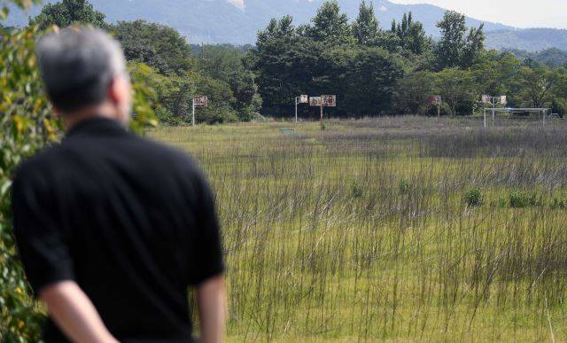 주용기 전 서남대 교수가 지난달 25일 전북 남원 서남대학교 캠퍼스에서 운동장을 바라보고 있다. 서남대는 2018년 2월 28일 폐교됐다. 남원=윤성호 기자
