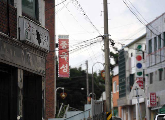 지난 8월 25일 전북 남원 서남대학교 후문 주변 상가. 2018년 2월 28일 서남대가 폐교한 뒤 인근 상점들은 한곳을 빼고 모두 문을 닫았다. 남원=윤성호 기자