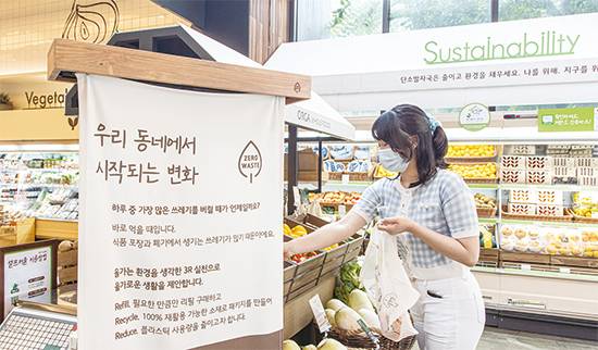 대기업도 제로웨이스트 운동에 속속 뛰어들고 있다. 풀무원 계열 올가홀푸드 방이점에서는 과일, 야채 등이 포장 없이 판매되고 있다. 
<윤관식 기자>