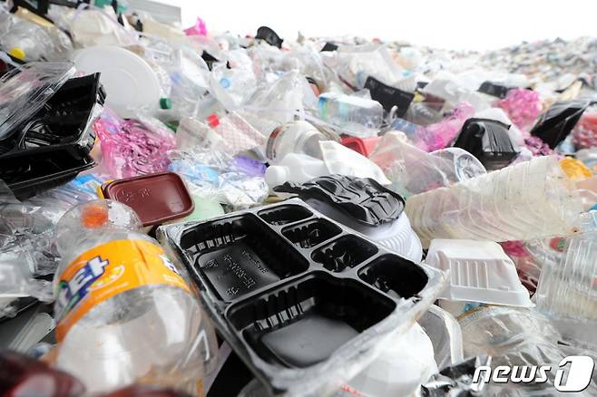 (수원=뉴스1) 조태형 기자 = 신종 코로나바이러스 감염증(코로나19) 재확산에 따른 사회적 거리두기 2단계 강화 조치로 비대면 소비가 늘면서 포장용 플라스틱 용기 배출이 급증했다.  1일 오후 경기도 수원시 자원순환센터에서 수거된 재활용품들이 쌓여있다. 2020.9.1/뉴스1