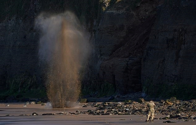 영국 해변에서 발견된 수류탄을 폭탄전문가들이 폭파시키는 모습