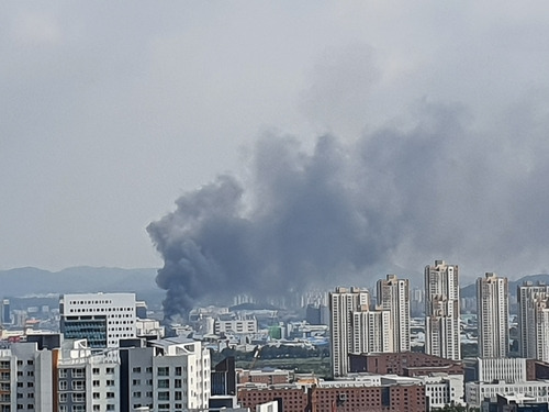 고잔동 화장품 제조공장서 불 [독자 제공. 재판매 및 DB 금지]