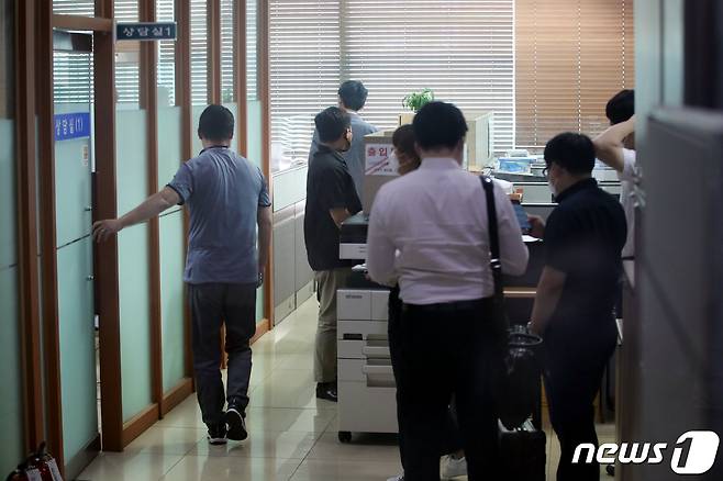 추미애 법무부 장관의 아들 '군 휴가 의혹'을 수사하고 있는 검찰이 15일 오후 서울 용산구 국방부종합민원실에서 압수수색을 하고 있다.2020.9.15/뉴스1 © News1 이광호 기자