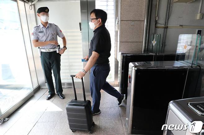 추미애 법무부 장관의 아들 '군 휴가 의혹'을 수사하고 있는 검찰 수사관들이 15일 오후 서울 용산구 국방부종합민원실에서 압수수색을 마친뒤 국방부청사 별관으로 향하고 있다.2020.9.15/뉴스1 © News1 이광호 기자