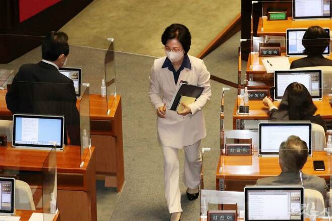 추미애 법무부 장관이 14일 오후 서울 여의도 국회에서 열린 본회의에서 대정부 질문에 답변한 뒤 자리로 돌아가고 있다.(사진=박종민 기자)