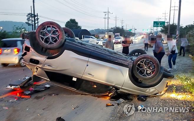 김포서 SUV-승용차 충돌…1명 사망·1명 부상 (김포=연합뉴스) 14일 오후 6시 45분께 경기도 김포시 대곶면 왕복 4차로 도로에서 SUV 차량과 승용차가 충돌했다. 이 사고로 SUV 차량을 운전하던 A(60)씨가 병원으로 옮겨졌지만 숨졌고 승용차 운전자가 치료를 받고 있다. 사진은 사고 현장 모습. 2020.9.15 [김포소방서 제공. 재판매 및 DB 금지] tomatoyoon@yna.co.kr