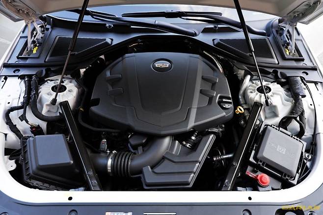 V형 6기통 3.6리터 엔진은 보기드문 자연흡기다.