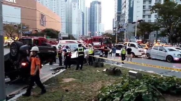 고속 질주하던 포르쉐 7대 추돌…아수라장 - 14일 오후 5시 43분쯤 부산 해운대구 중동역 인근 교차로에서 7중 충돌 사고가 나 운전자 등 7명이 다쳤다. 2020.9.14 부산소방본부 제공