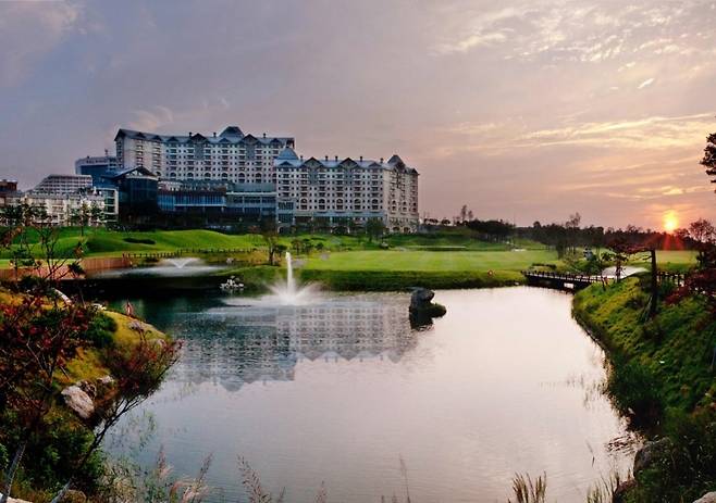 ▲ 골프 부킹 서비스 엑스골프(XGOLF)가 단풍철을 맞아 '단풍 따라 떠나는 골프투어 패키지' 6종을 선보인다. ⓒXGOLF