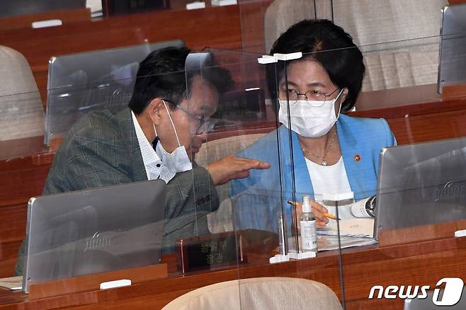 추미애 법무부 장관이 17일 오후 서울 여의도 국회 본회의장에서 열린 교육·사회·문화 분야 대정부 질문에 출석해 관계자와 대화를 나누고 있다. 2020.9.17/뉴스1 © News1 성동훈 기자