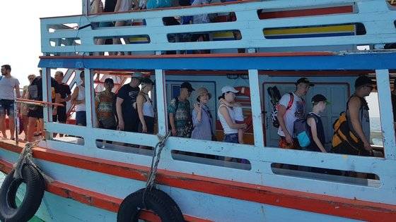 코란 산호 섬으로 들어가는 배에 탄 승객들. [사진 조남대]