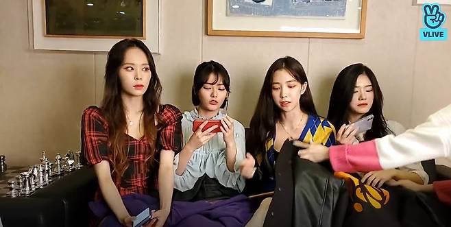 /사진=그룹 파나틱스의 네이버 V라이브 방송 화면