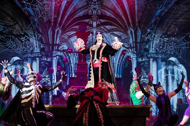 잘생긴 드라큐라가 등장하는 뮤지컬 공연