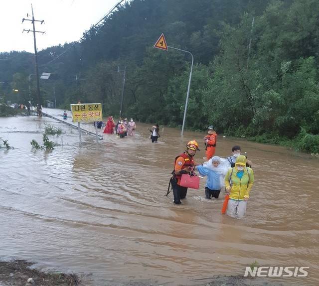 제10호 태풍 '하이선'으로 침수된 경주시 현곡면 나원리에서 진행된 인명구조작업