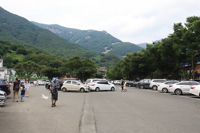 표충사 집단시설지구에 닿으면 표충사 쪽으로 뻗어 내리는 왼쪽 산릉에 붓끝처럼 뾰족한 필봉이 보인다
