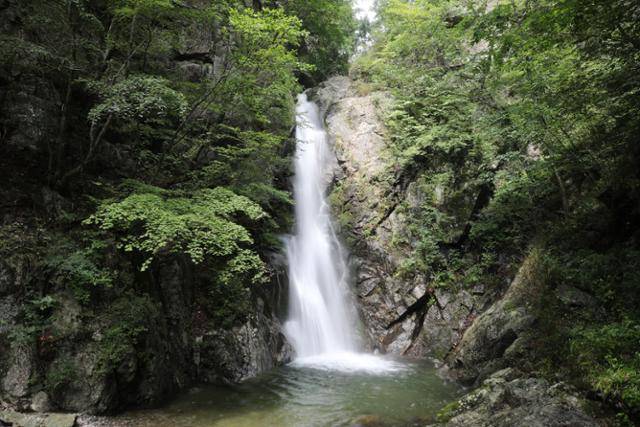 희방계곡의 희방폭포. 물소리는 웅장하고 주변은 상쾌하다. ⓒ박준규