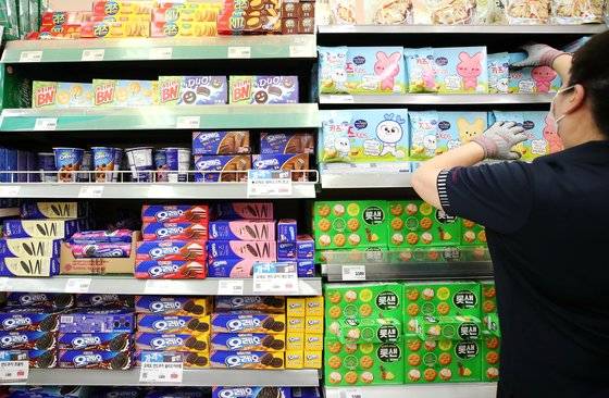 서울 시내 한 대형마트의 판매대에 과자가 진열돼 있다. 연합뉴스
