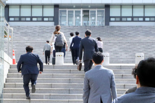 추미애 법무부 장관의 아들 ‘군 휴가 의혹’을 수사하고 있는 검찰 수사관들이 15일 오후 서울 용산구 국방부 종합민원실에서 압수수색을 마친 뒤 국방부 청사 별관으로 들어가고 있다. 뉴스1