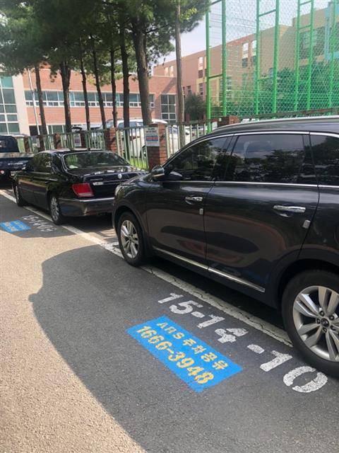 서울 강서구의 거주자우선주차 구역에 자동응답시스템(ARS)으로 주차 공유시스템을 이용할 수 있도록 전화번호가 적혀 있다.강서구 제공