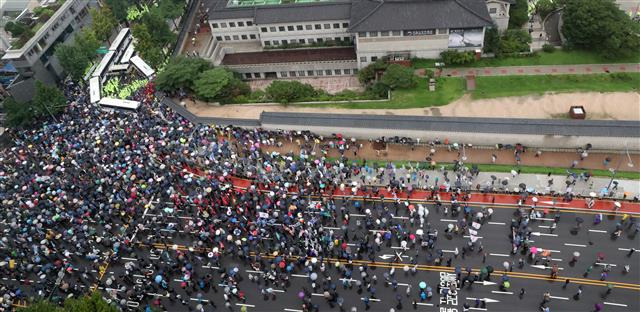 청와대로 향하는 보수단체 - 보수단체 회원들이 15일 서울 종로구  사직로에서 집회를 하며 청와대로 행진하고 있다. 2020.8.15/뉴스1