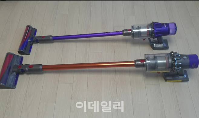 ‘다이슨 디지털 슬림(위)’과 ‘다이슨 V10(아래)’ 무선청소기를 비교해봤다. 다이슨 디지털 슬림은 무게와 크기를 줄이면서도 흡입력과 배터리 등 우수한 성능은 그대로 유지했다.