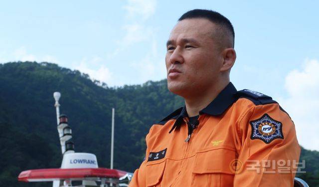 소방관들은 일반인이라면 상상도 할 수 없는 현장을 마주한다. 국민을 지키는 게 직업이기에, 외상 후 스트레스 장애를 털어놓지 못하는 소방관들도 많다. 신 소방관은 "힘들어하는 분들이 많지만 대부분 혼자 어떻게든 해결하려고 한다"고 말했다. 최민석·김다영 기자